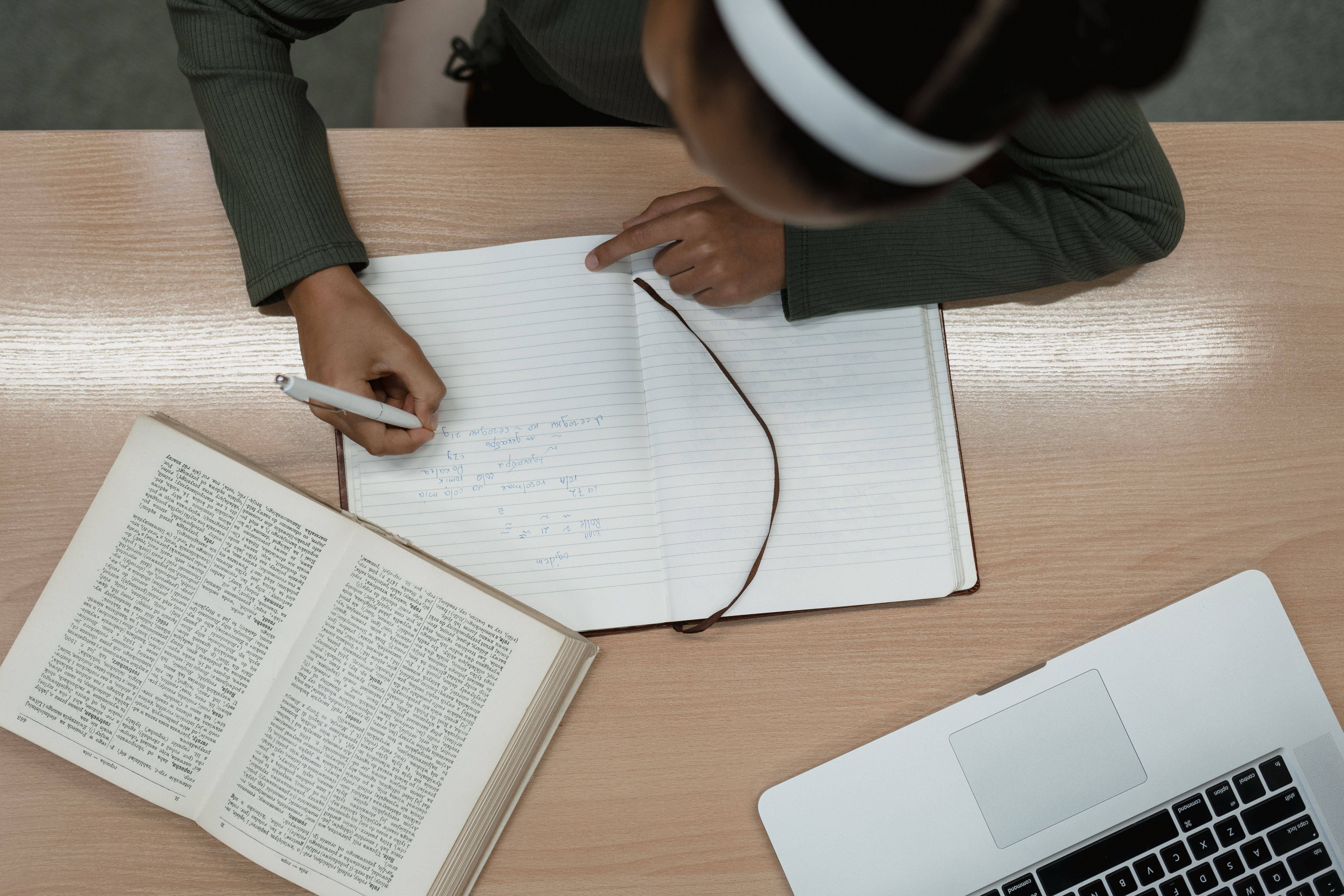 How to Write Research Objectives: A Complete Guide for Students